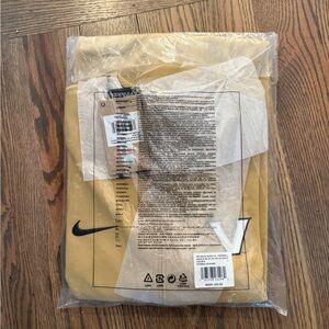 Vanderbilt MENS M NK DF HZ TOP LS COACH Gold/Black 
(Unopened)